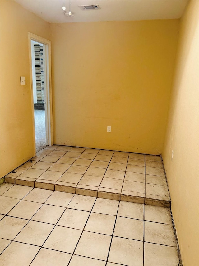 empty room featuring light tile patterned floors