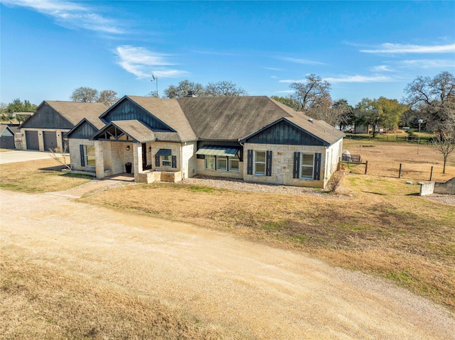 view of front of home featuring driveway, fence, and a front lawn