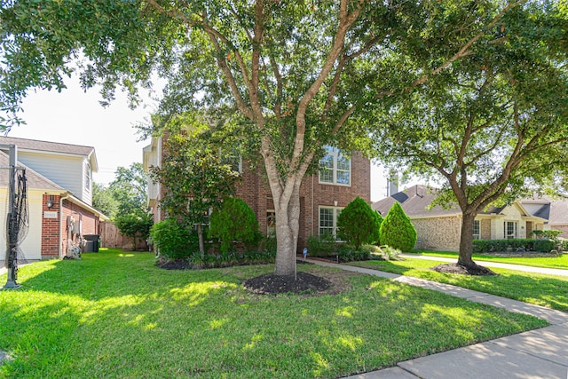 view of front of home featuring a front lawn