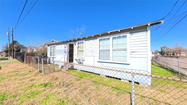 view of front facade with a front yard