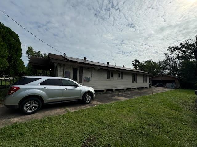 view of front of property featuring a front lawn