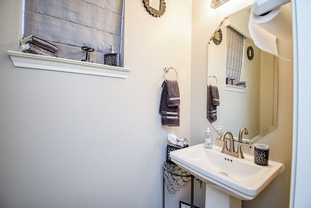 bathroom featuring sink