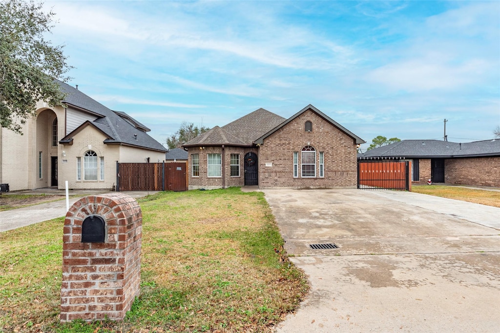 view of front of home with a front yard