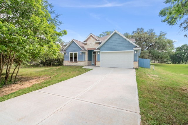 craftsman house featuring a garage and a front lawn