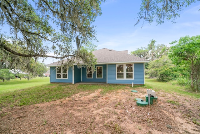 view of front of house featuring a front lawn