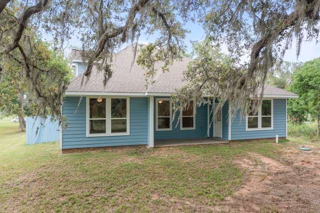 view of front of property featuring a patio and a front yard