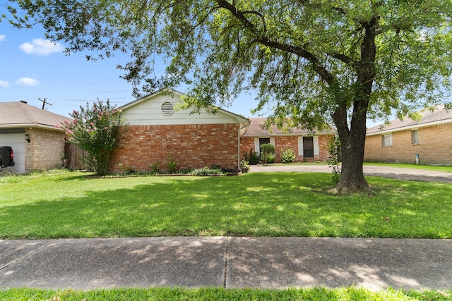 single story home with a front lawn