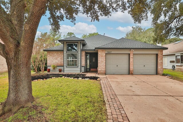 view of front of house featuring a garage and a front yard