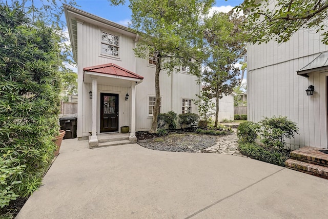 view of front of property featuring a patio