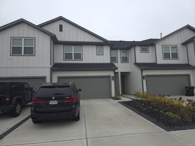 view of front facade featuring a garage