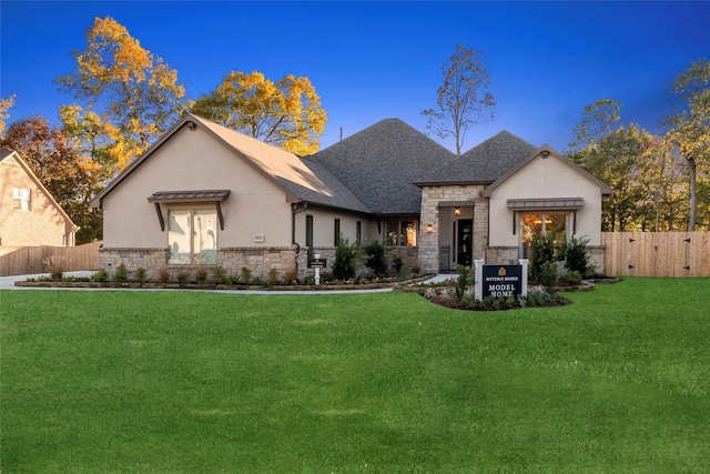 view of front of house featuring a front yard