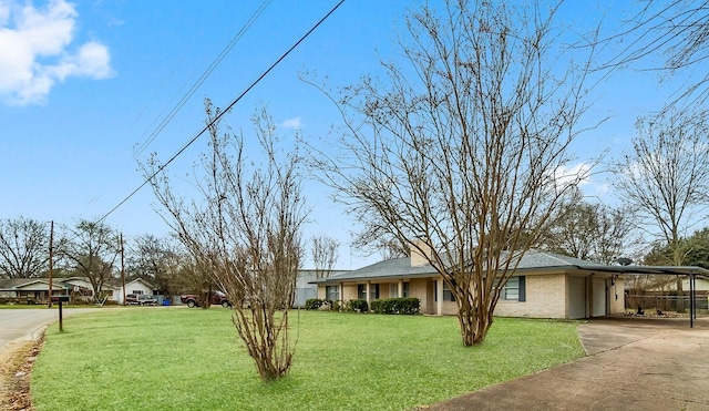 view of front of property featuring a carport and a front yard