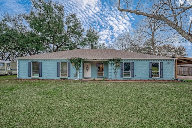 single story home with a front lawn