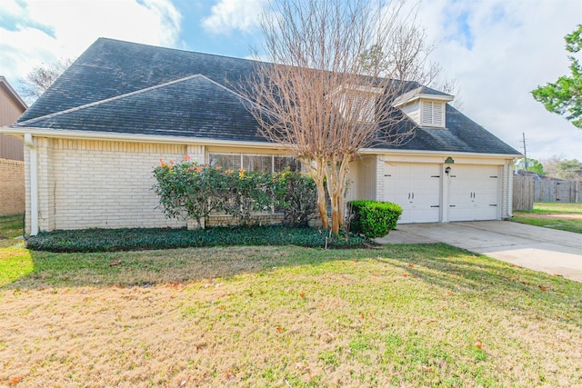 view of front facade featuring a garage and a front yard