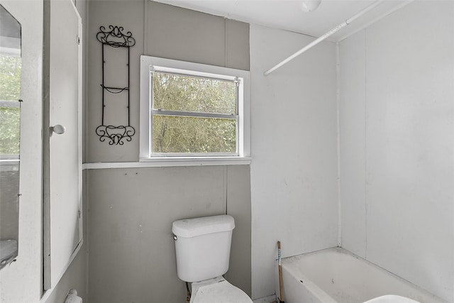 bathroom featuring toilet and a bathtub