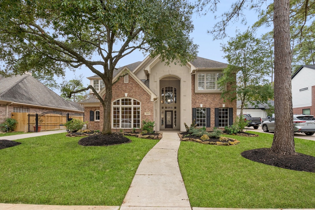 view of front of house with a front lawn