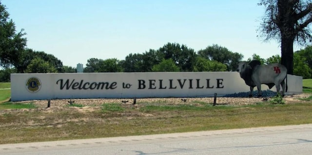 community sign with a lawn