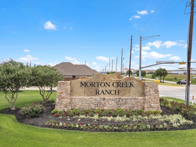 community sign with a yard