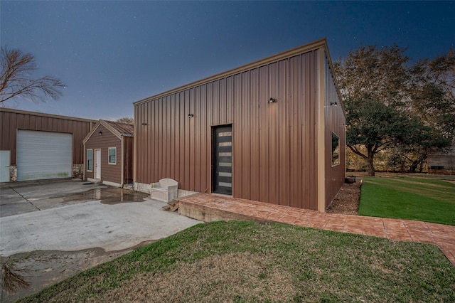 view of outdoor structure with a garage and a yard