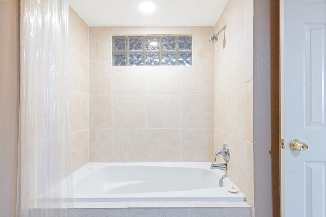 bathroom with tiled shower / bath combo