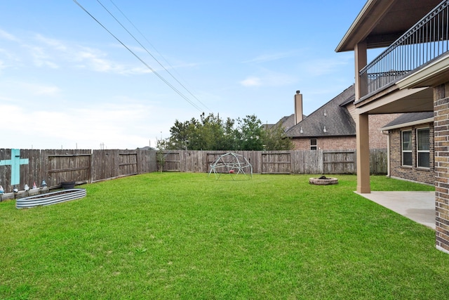 view of yard featuring a patio area