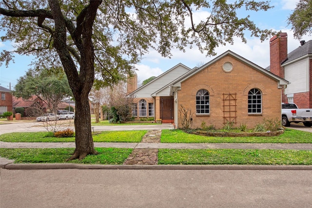 view of front of home featuring a front lawn