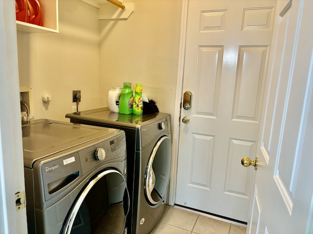 laundry room featuring light tile patterned floors and independent washer and dryer