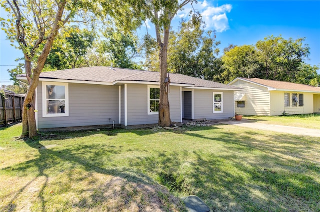 single story home featuring a front lawn