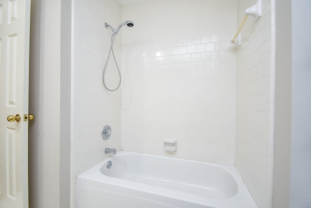 bathroom with tiled shower / bath combo