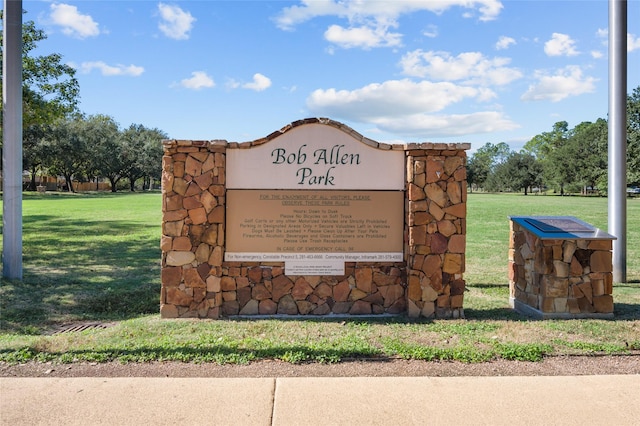 community sign with a lawn