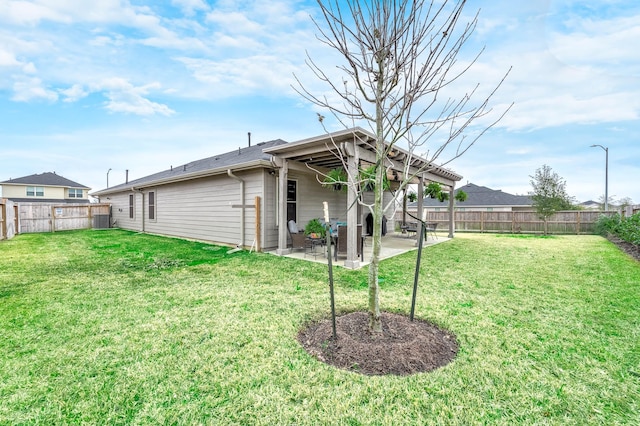 view of yard featuring a patio