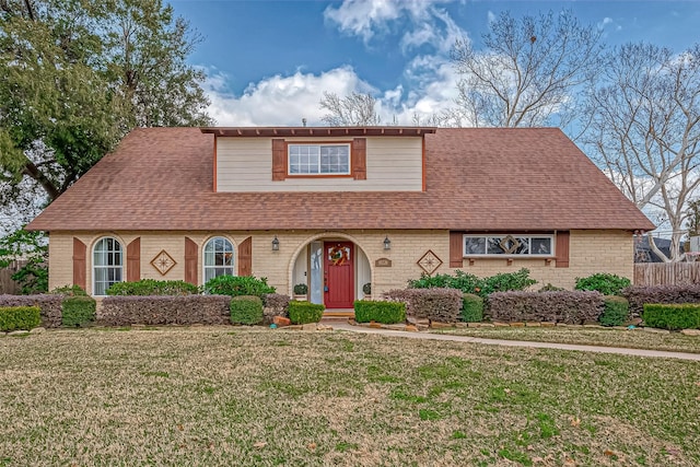 view of front facade featuring a front yard