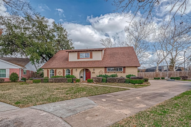 view of front of house with a front yard