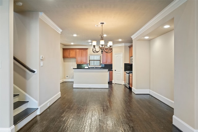 kitchen featuring backsplash, stainless steel appliances, dark hardwood / wood-style floors, a center island, and ornamental molding