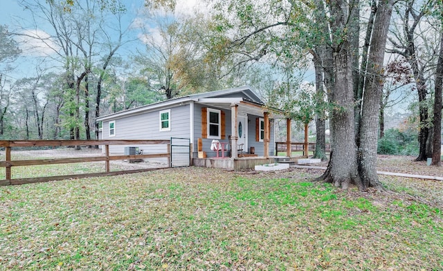 view of front of house featuring a porch and a front lawn