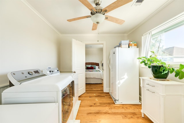 laundry room featuring crown molding, independent washer and dryer, ceiling fan, and light hardwood / wood-style flooring