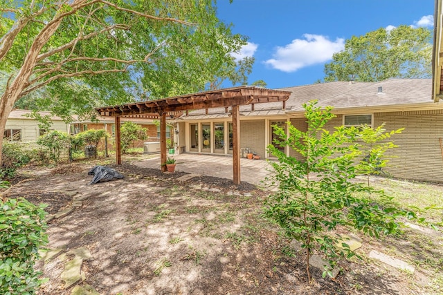 view of yard featuring a pergola and a patio area