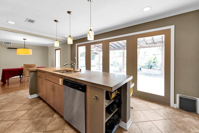 kitchen featuring sink, plenty of natural light, an island with sink, decorative light fixtures, and stainless steel dishwasher