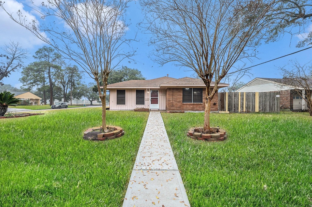 ranch-style home with a front lawn