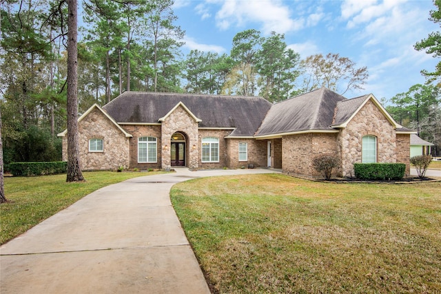 view of front facade featuring a front lawn