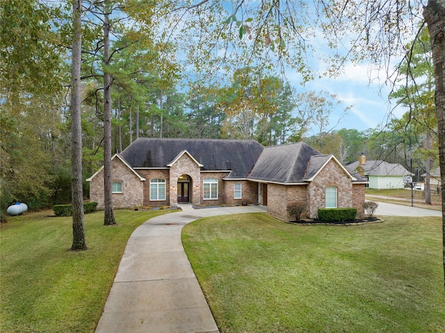 ranch-style home featuring a front lawn