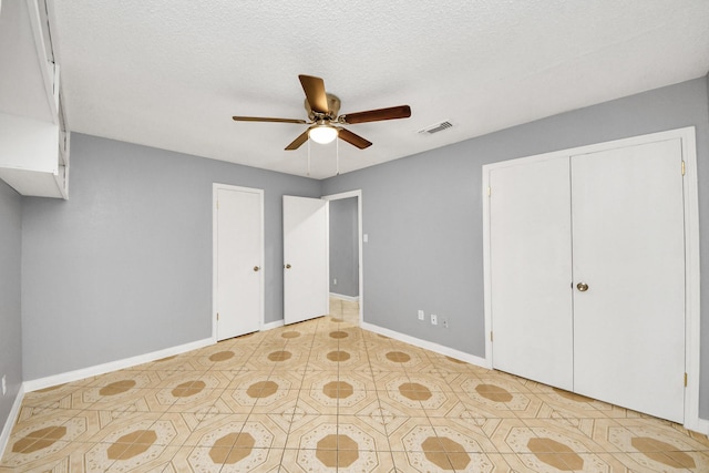 unfurnished bedroom featuring ceiling fan and a textured ceiling