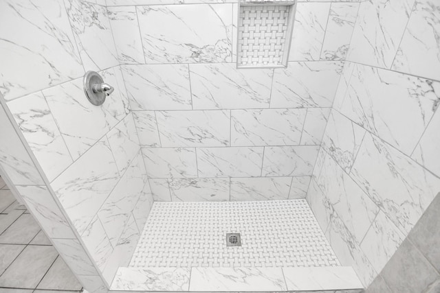 bathroom featuring tiled shower