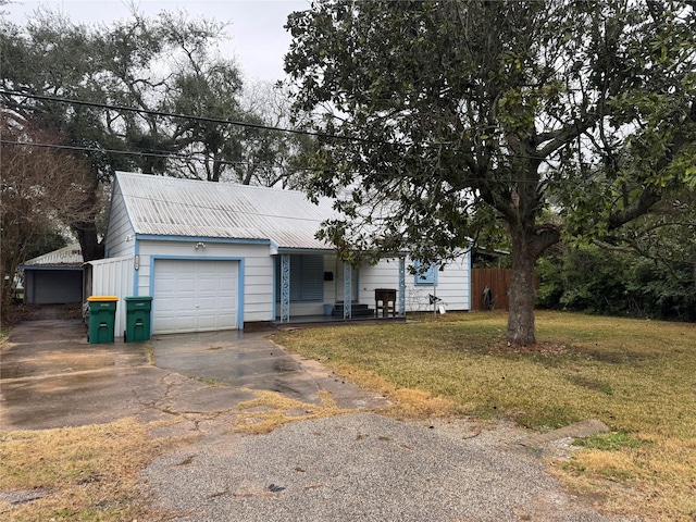 view of front of home featuring a garage and a front yard