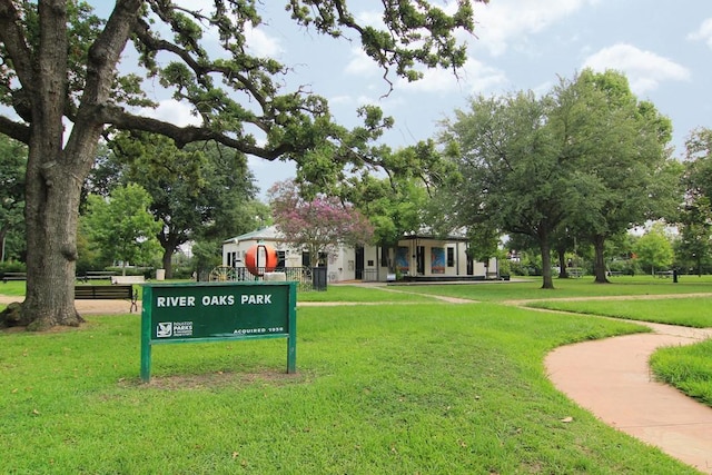 view of property's community featuring a yard