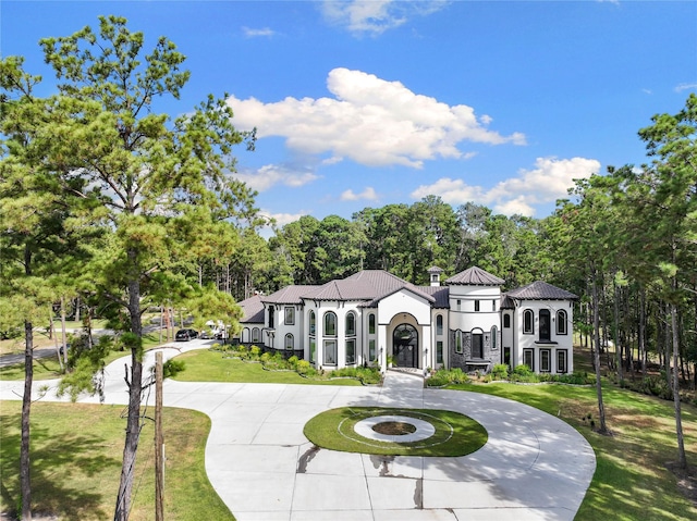 view of front facade with a front yard