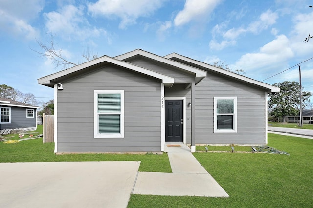 bungalow featuring a front yard