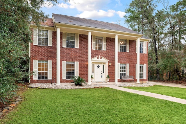 view of front of home featuring a front lawn