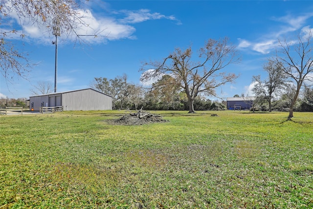 view of yard featuring an outbuilding