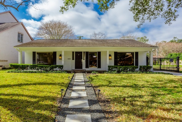 view of front of house featuring a front lawn